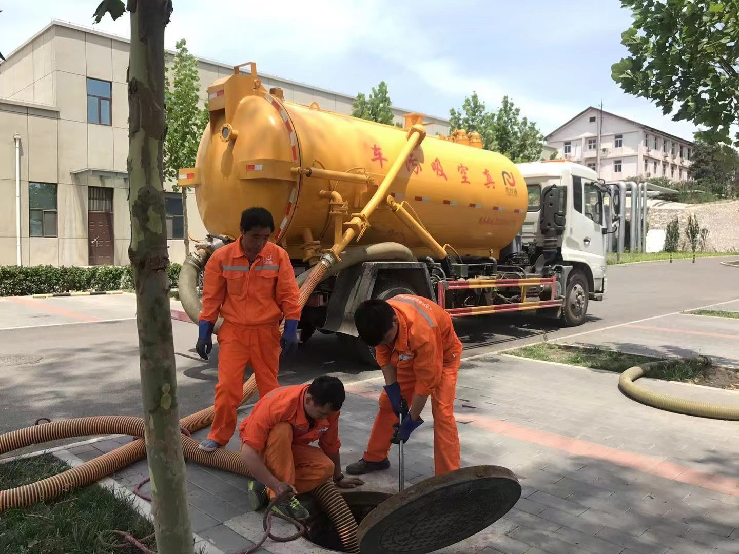 泗洪管道疏通车停在窨井附近