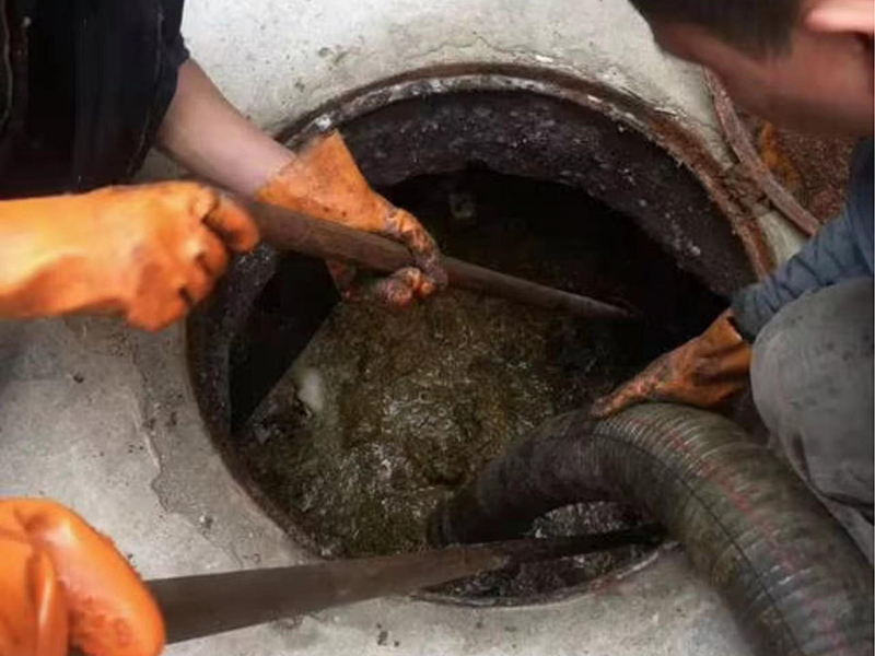 泗洪清理化粪池时如何避免沼气的危害？